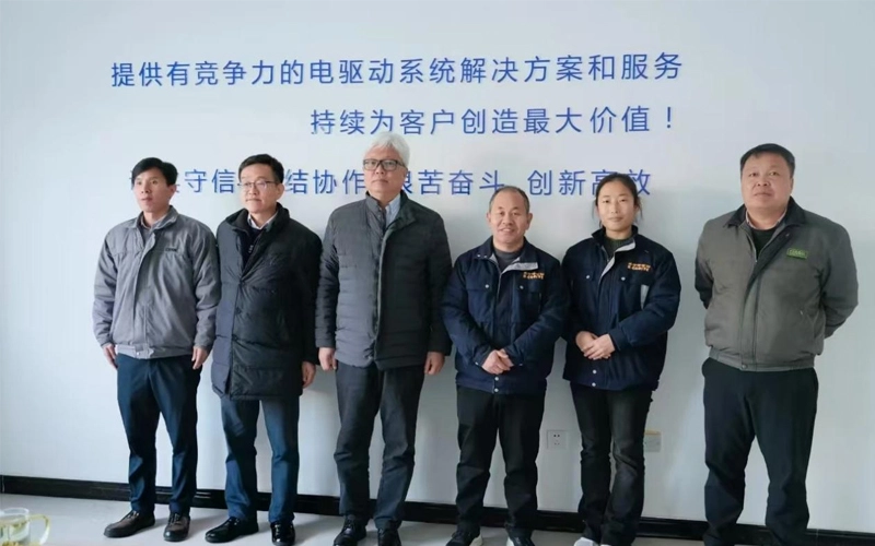 誠実な心を持つ古くからの友人を暖かく歓迎する | 正直なエドライブ暖かくクラークのリーダーを受け取る