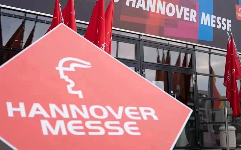 中国総領事館、山東貿易担当官がハンブルク展を視察